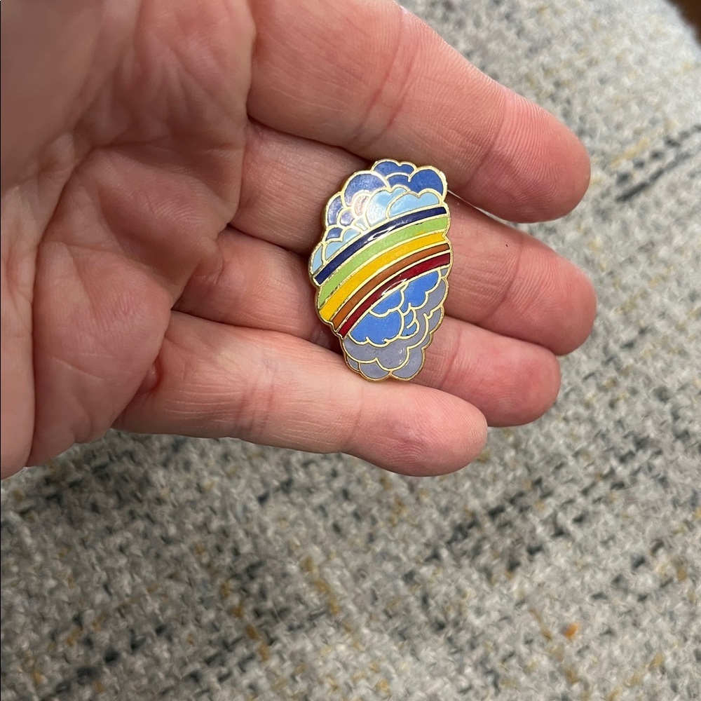 Vintage 70s rainbow and clouds enamel lapel pin - Picture 2 of 4